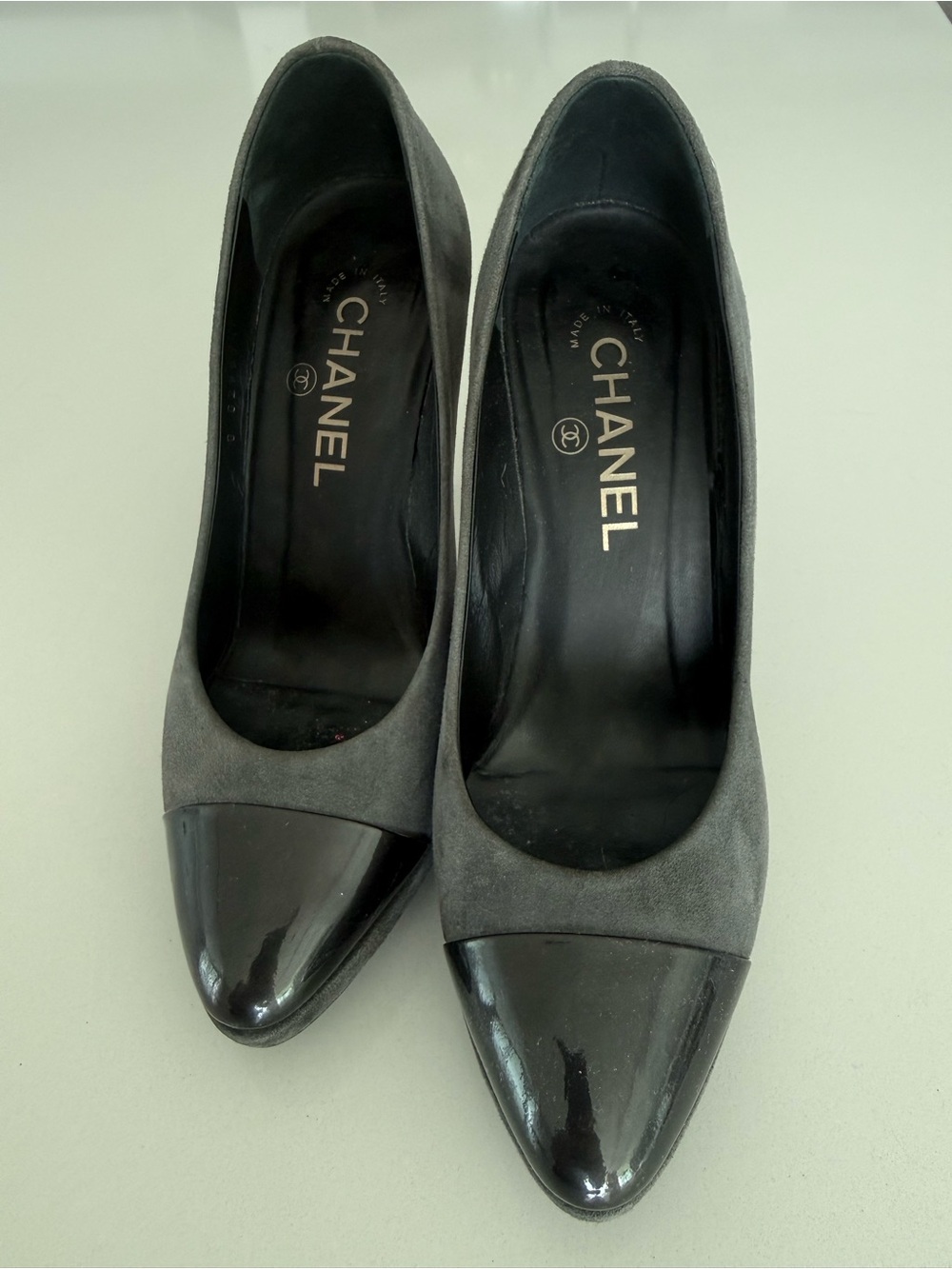 CHANEL Gray Suede and Black Patent Cap-Toe Pumps